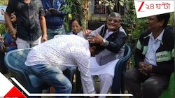 সাংসদের সঙ্গে দ্বন্দ্বের মাঝেই এবার বিধায়ককে পায়ে হাত দিয়ে প্রণাম কাউন্সিলরের