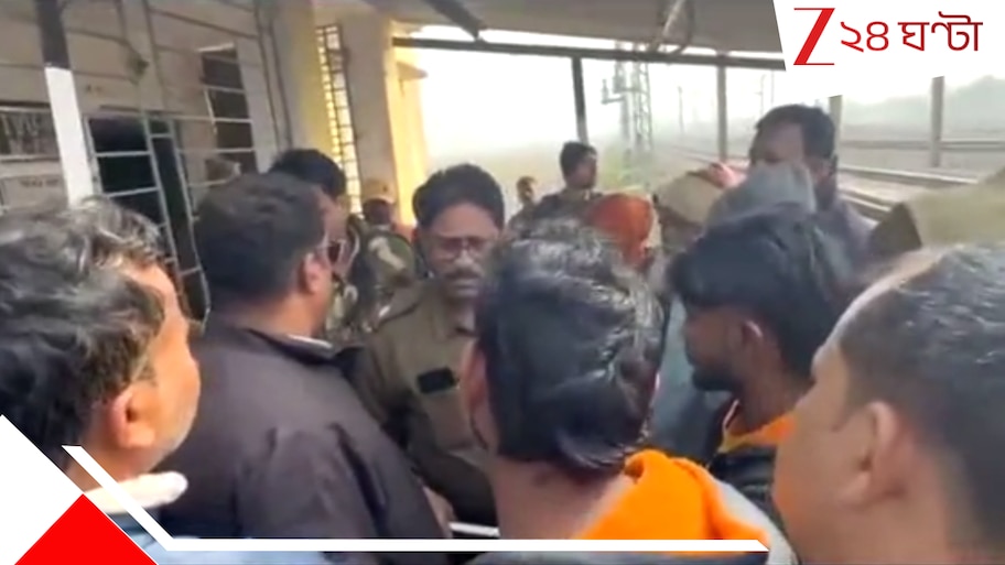 Bardhaman: রেলগেটে বন্ধ হয়ে গেল স্কুটি, তেড়ে এসে ছাত্রীকে জাত তুলে গালাগালি, ধর্মীয় কটূক্তি গেটম্যানের...