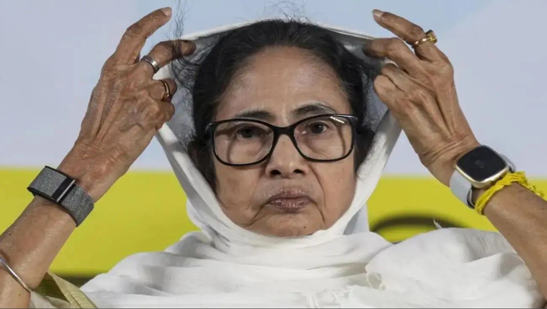 পদত্যাগে অস্বীকার 'মুখ্যমন্ত্রী' মমতার