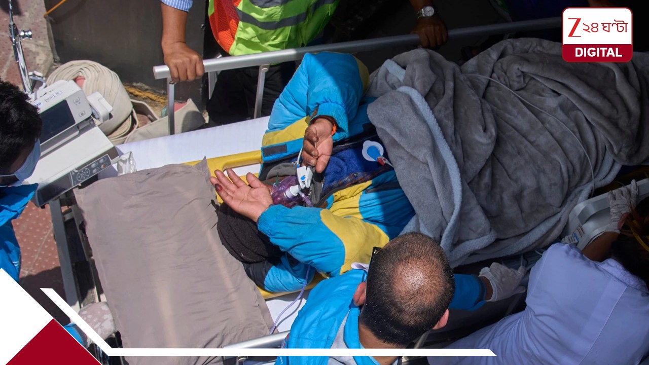 Nepali Sherpa crawls back alive: হাজির নিজের শ্রাদ্ধেই! এভারেস্ট থেকে হামাগুড়ি দিয়ে বাড়ি ফিরলেন ‘মৃত’ শেরপা Nepali Sherpa crawls back alive: হাজির নিজের শ্রাদ্ধেই! এভারেস্ট থেকে হামাগুড়ি দিয়ে বাড়ি ফিরলেন ‘মৃত’ শেরপা