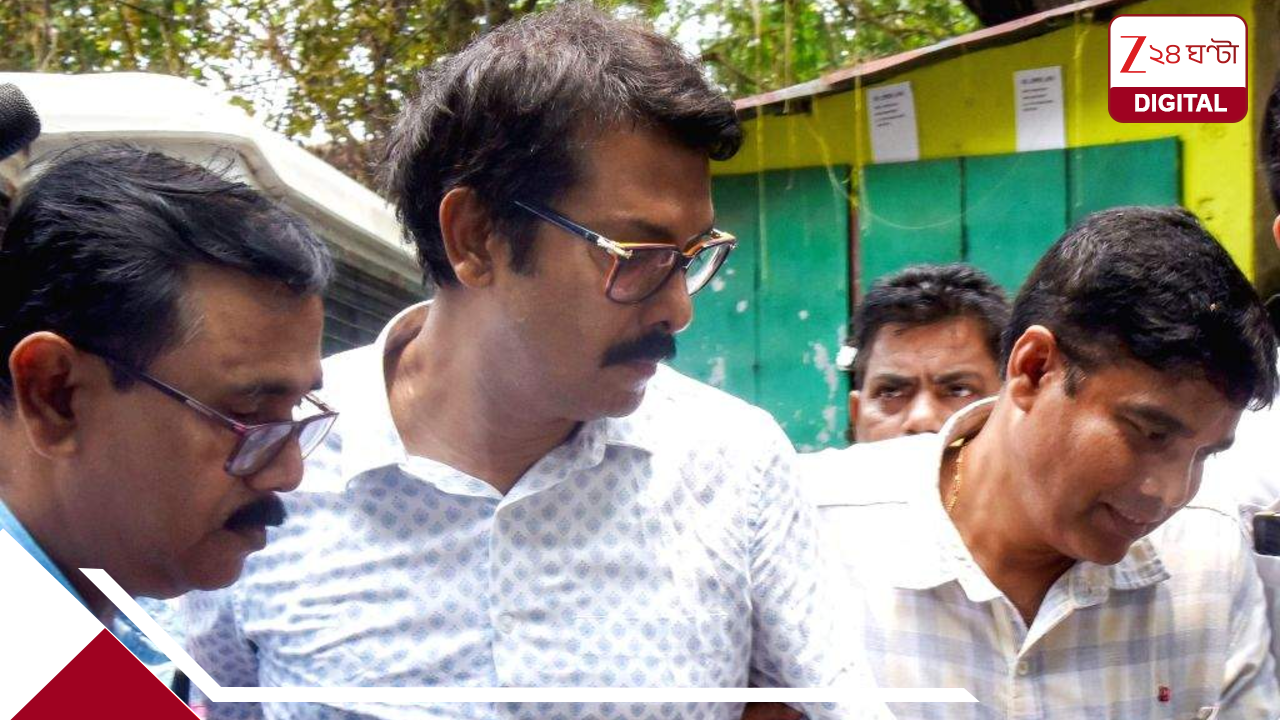 Swarup Biswas: জনরোষ এড়াতে আগেই কোর্টে, ১৮ জুন পর্যন্ত পুলিসি হেফাজতে স্বরূপ বিশ্বাস Swarup Biswas: জনরোষ এড়াতে আগেই কোর্টে, ১৮ জুন পর্যন্ত পুলিসি হেফাজতে স্বরূপ বিশ্বাস