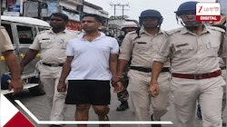 বারমুডা পরে ফলতায় দোর্দণ্ডপ্রতাপ 'পুষ্পা', চাইলেন ক্ষমা, কলার ধরে রইল...
