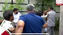 সাংবাদিক সম্মেলনে ছুরি নিয়ে হেভিওয়েট বিরোধী সাংসদের উপরে হামলা, তুলকালাম পরিস্থিতি