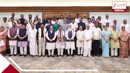 সোশ্যাল মিডিয়ায় জনসংযোগে জোর, সাংসদের হাতে 'মার্কশিট' ধরালেন মোদী!