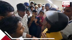 গ্যাস কাটার নিয়ে ক্যামাক স্ট্রিটে পুরসভার টিম! অগ্নিশর্মা অভিষেক, তীব্র বাদানুবাদ