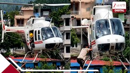 ভয়াল বানের হাড়হিম স্রোতে গেঞ্জি ঘুরিয়ে বাঁচার চেষ্টা! হেলিকপ্টার আঁকড়েই কিশোর...