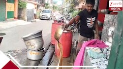 স্বাস্থ্যবিধিকে বুড়ো আঙুল! ফাস্টফুডের দোকানে হানা দিয়ে নষ্ট করা হল রান্নাকরা খাবা