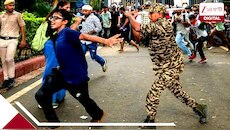 পুলিস কথায় কথায় কেন মারবে? ওঁর কাজ কি শুধু লাঠিচার্জ করা? যন্তরমন্তরের ঘটনায় ক্ষুব্ধ