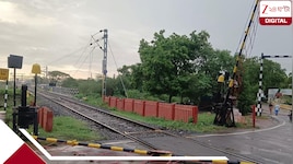  রেল গেট খোলা দেখে তীব্র হর্ন বাজাতে শুরু করল কাটোয়া ব্যান্ডেল লোকাল, ঘুম থেকে উঠে