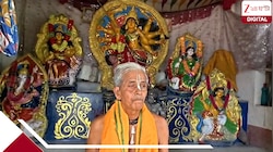 স্বপ্নাদেশ পেয়েই দুর্গাপুজো, পুরোহিত ছাড়াই নিজের হাতে মায়ের আরাধনায় দৃষ্টিহীন মুক