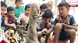 কেউ এগিয়ে দিচ্ছে মাটি, কেউ অন্যান্য সরঞ্জাম, খেলার ছলেই দুর্গা প্রতিমা বানিয়ে ফেলল অ