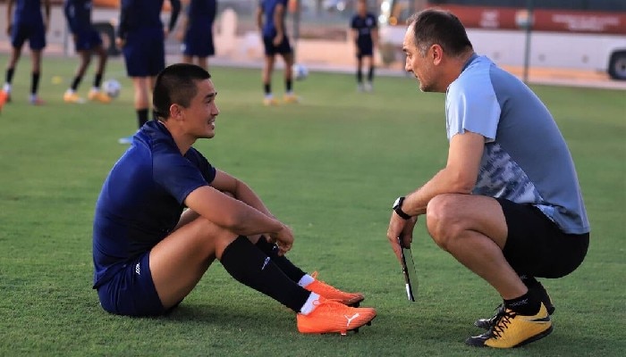 Igor Stimac is busy discussing with Sunil Chhetri. File image