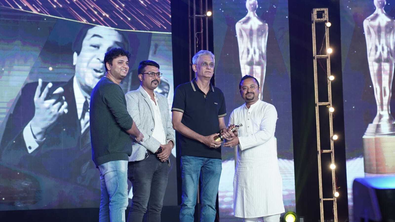 Photo of Tele Cine Awards: টেলি সিনে অ্যাওয়ার্ডে দুই বাংলার তারকার হাট, সেরা ছবি অপরাজিত ও প্রজাপতি…