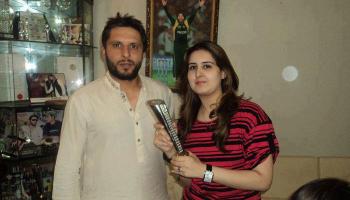 'নাচ বলিয়ে'-তে স্ত্রীর সঙ্গে নাচের প্রস্তাব ফিরিয়ে আফ্রিদি বললেন,‘বিবি কো নাহি নাচানা হ্যায়!’