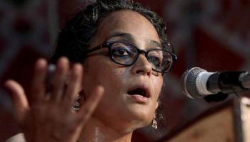 'মহাত্মা গান্ধী এদেশের প্রথম কর্পোরেট স্পনসরড এনজিও', অরুন্ধতী রায়ের মন্তব্য ঘিরে বিতর্ক