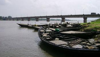 কৃষক সেতুর সংস্কার চলছে, তাই নৌকাতেই দামোদর পেরোচ্ছেন মানুষ 