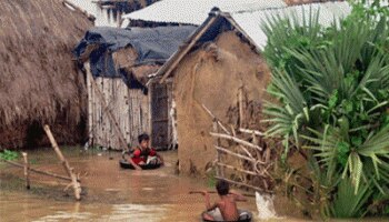 বৃষ্টি কমায় কিছুটা উন্নতি বন্যা পরিস্থিতির, ডিভিসির ছাড়া জলে ডুবছে আরামবাগ, খানাকুল