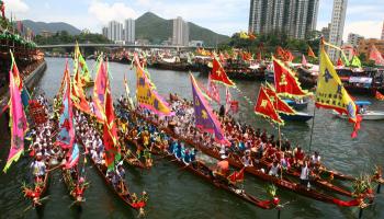 দক্ষিণ পশ্চিম চিনের ঝেনওয়ান প্রদেশে চলছে ড্রাগন বোট রেস