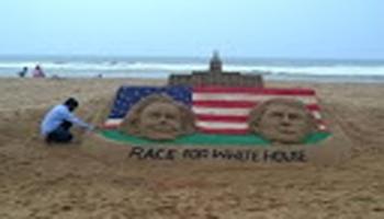 মার্কিন নির্বাচনের লড়াইয়ের ঢেউ যেন এসে পড়েছে পুরীর সৈকতে