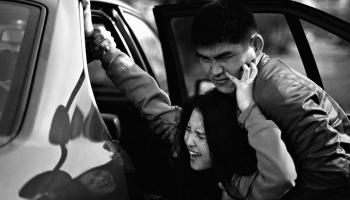 অপহরণের হাত থেকে নিজেকে বাঁচাতে গাড়ির তলায় পিষ্ট হয়ে মৃত্যু তরুণীর