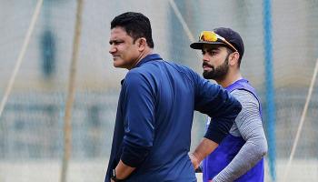 কুম্বলের গুগলি, বিরাটদের উদ্বুদ্ধ করতে নিয়ে এলেন ধোনিকে 