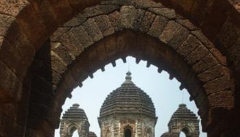 অবহেলায় নষ্ট হতে বসেছে বাঁকুড়ার দেড় হাজার বছরের প্রাচীন মন্দির!