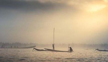 দুর্যোগপূর্ণ আবহাওয়ায় যান্ত্রিক ত্রুটিতে সমুদ্রের মাঝখানে অচল মত্স্যজীবীদের নৌকা