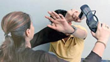 এই দেশের স্ত্রী'রা স্বামীকে জুতোপেটা করতে প্রথম!!!