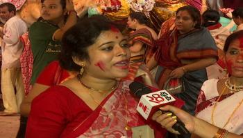 ভালোবাসার রঙে মেতে ওঠার নামই সিঁদুরখেলা