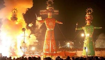 দশেরায় দিল্লির রামলীলা ময়দানে পোড়ানো হল নওয়াজ শরিফ ও হাফিজ সইদের বিশাল কুশপুতুল