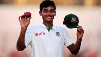 সিংহের ল্যাজ একা হাতে করে মুড়িয়ে দিলেন মাত্র ১৯-এর গোঁফের রেখাওয়ালা মেহেদি!