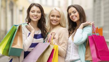  শপিং করার সময় মোবাইল ফোনে কথা বললে কী হয় জানুন