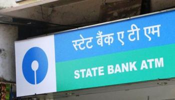 ATM-এ টাকার যোগান কমিয়ে, কাউন্টারে যোগান বাড়ানোর পথে হাঁটল ব্যাঙ্কগুলি