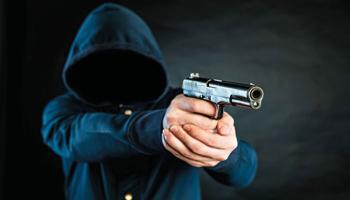 গুলি চালিয়ে দুই সোনা ব্যবসায়ীর সর্বস্ব লুঠ করল দুষ্কৃতীরা