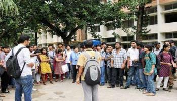 মনোনয়ন জমার পর বিরোধীদের গোলাপ দিয়ে স্বাগত জানাল টিএমসিপি