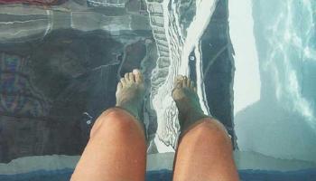 সাঁতার কাটতে কাটতে হঠাত্ দেখলেন, আপনি শূন্যে ভাসছেন! (দেখুন Video)