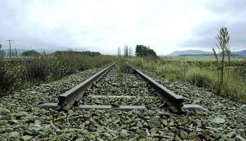 চলন্ত ট্রেন থেকে পড়ে জখম এক ব্যক্তি