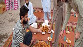 পেশোয়ারে ইফতারের ব্যবস্থাপনায় শিখ যুবক