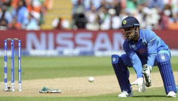 'চোখের ইশারায়' ম্যাচ জিতিয়েছেন ধোনি! 