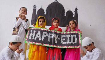 বিশ্বজুড়ে পালিত হল খুশির ইদ, আনন্দ উত্‍সবে সামিল ভারতও