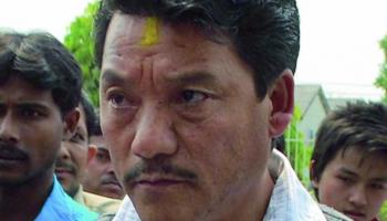 মোর্চার কেন্দ্রীয় কমিটির বৈঠকে পুলিসি হানা, কোনওমতে পালালেন গুরুং