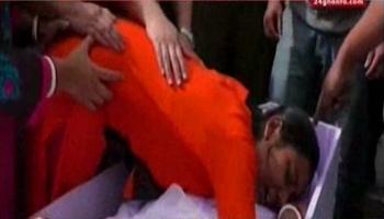 "এভাবে চলে যেতে পারো না", শহিদ স্বামীকে জড়িয়ে আর্তি স্ত্রীর