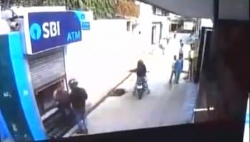 প্রথমে লড়াই, পরে দুষ্কৃতীদের অনুরোধ, এটিএম লুঠ রুখলেন নিরাপত্তারক্ষী, দেখুন ভিডিও