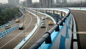 মা ফ্লাইওভারে উল্টে গেল গাড়ি, জখম ২