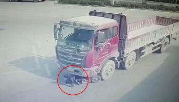 মহিলাকে হিড়হিড় করে টেনে নিয়ে গেল ট্রাক, তারপর যা হল দেখে আঁতকে উঠবেন 