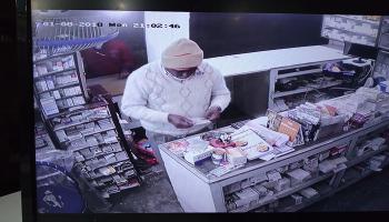 এর পরই ছোঁ মেরে ফোনটা নিয়ে গেল চোর