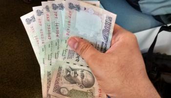 ঘুষ নিতে গিয়ে হাতেনাতে ধরা, টাকা চিবিয়ে খাওয়ার চেষ্টা মহিলা পুলিস কনস্টেবলের 