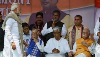 রাজনীতির উত্তাপের মাঝে সৌজন্যের রাজনীতি মানিক-মোদীর