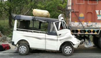 দাঁড়িয়ে থাকা লরিতে মিনিভ্যানের ধাক্কা, মৃত ৯