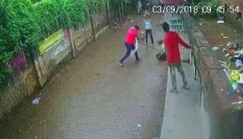 ইলাহাবাদে প্রকাশ্যে পিটিয়ে খুন প্রাক্তন পুলিসকর্মীকে, ভাইরাল হল ফুটেজ